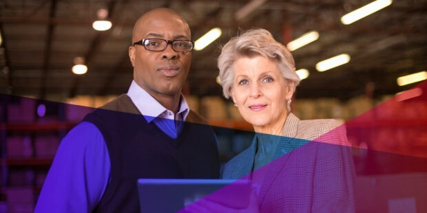 Personnel de gestion industrielle debout dans un entrepôt