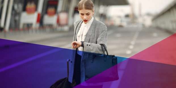 une femme d'affaires regardant sa montre