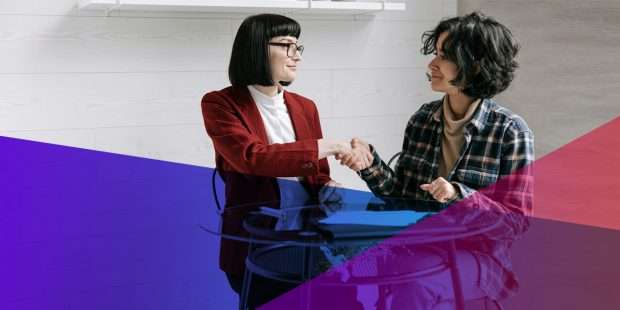 un candidat serrant la main d'un responsable du recrutement