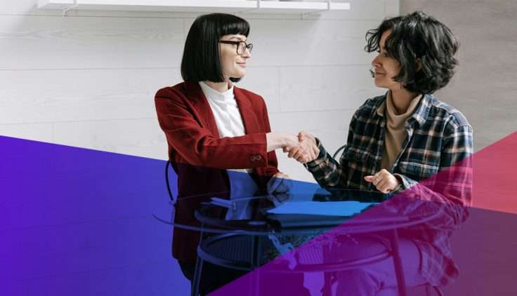 un candidat serrant la main d'un responsable du recrutement