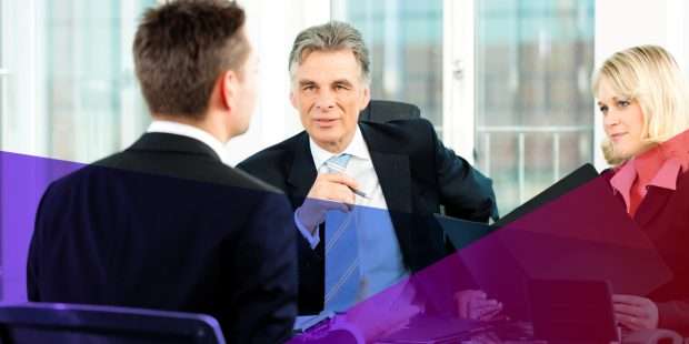 les responsables du recrutement assis en face d'un candidat à un poste