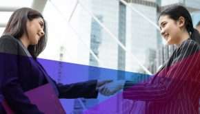 femme d'affaires serrant la main