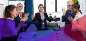 une femme d'affaires dirigeant joyeusement une réunion