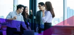 un groupe de collègues discutant dans un bureau
